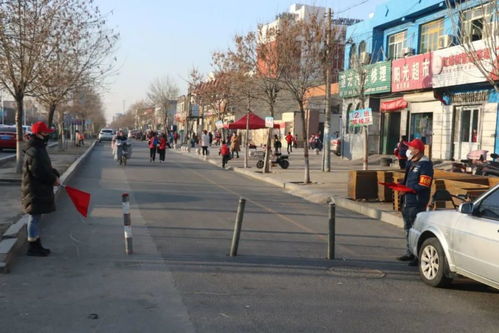 朝阳中的向日葵 盐山联合小学人潮中的护学岗